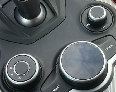 Белый Альфа Ромео Стелвио, объемом двигателя 2 л и пробегом 110 тыс. км за 18999 $, фото 16 на Automoto.ua