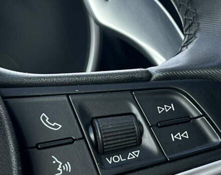 Белый Альфа Ромео Стелвио, объемом двигателя 2 л и пробегом 110 тыс. км за 18999 $, фото 15 на Automoto.ua