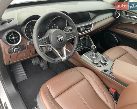 Білий Альфа Ромео Стелвіо, об'ємом двигуна 2 л та пробігом 99 тис. км за 21000 $, фото 10 на Automoto.ua