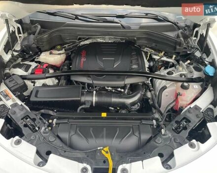 Білий Альфа Ромео Стелвіо, об'ємом двигуна 2 л та пробігом 99 тис. км за 21000 $, фото 19 на Automoto.ua