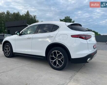 Білий Альфа Ромео Стелвіо, об'ємом двигуна 2 л та пробігом 99 тис. км за 21000 $, фото 7 на Automoto.ua