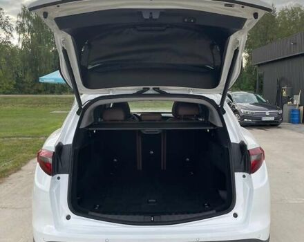 Білий Альфа Ромео Стелвіо, об'ємом двигуна 2 л та пробігом 99 тис. км за 21000 $, фото 23 на Automoto.ua