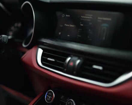 Белый Альфа Ромео Стелвио, объемом двигателя 2 л и пробегом 54 тыс. км за 30000 $, фото 9 на Automoto.ua