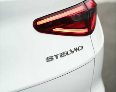 Белый Альфа Ромео Стелвио, объемом двигателя 2 л и пробегом 54 тыс. км за 30000 $, фото 4 на Automoto.ua