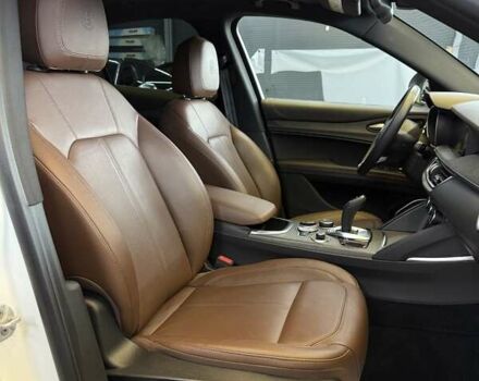 Белый Альфа Ромео Стелвио, объемом двигателя 2 л и пробегом 59 тыс. км за 27500 $, фото 11 на Automoto.ua