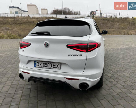 Белый Альфа Ромео Стелвио, объемом двигателя 2 л и пробегом 49 тыс. км за 42000 $, фото 5 на Automoto.ua