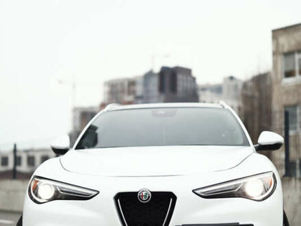 Белый Альфа Ромео Стелвио, объемом двигателя 2 л и пробегом 54 тыс. км за 30000 $, фото 1 на Automoto.ua