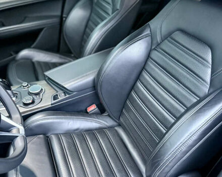 Чорний Альфа Ромео Стелвіо, об'ємом двигуна 2 л та пробігом 68 тис. км за 20900 $, фото 10 на Automoto.ua