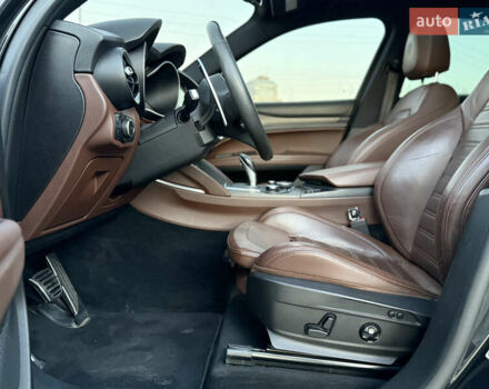 Чорний Альфа Ромео Стелвіо, об'ємом двигуна 2 л та пробігом 67 тис. км за 18500 $, фото 16 на Automoto.ua