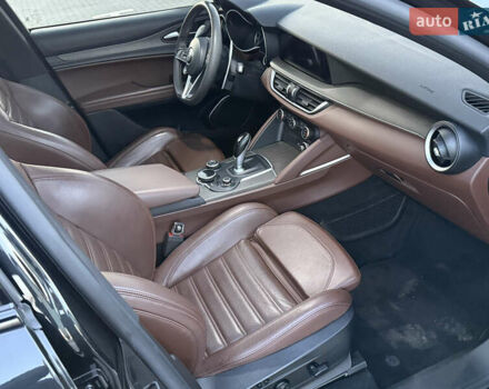 Чорний Альфа Ромео Стелвіо, об'ємом двигуна 2 л та пробігом 67 тис. км за 18500 $, фото 26 на Automoto.ua