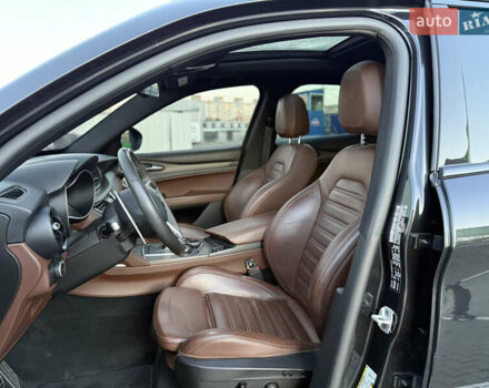 Чорний Альфа Ромео Стелвіо, об'ємом двигуна 2 л та пробігом 67 тис. км за 18500 $, фото 12 на Automoto.ua