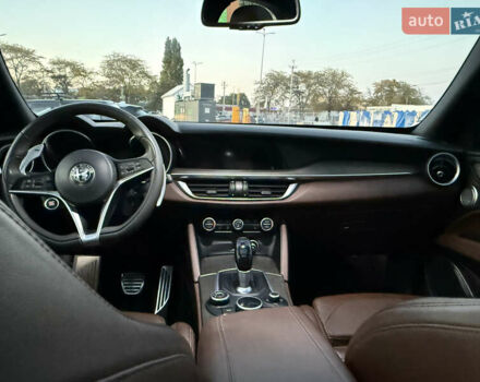 Чорний Альфа Ромео Стелвіо, об'ємом двигуна 2 л та пробігом 67 тис. км за 18500 $, фото 33 на Automoto.ua