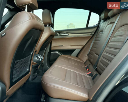 Чорний Альфа Ромео Стелвіо, об'ємом двигуна 2 л та пробігом 67 тис. км за 18500 $, фото 17 на Automoto.ua