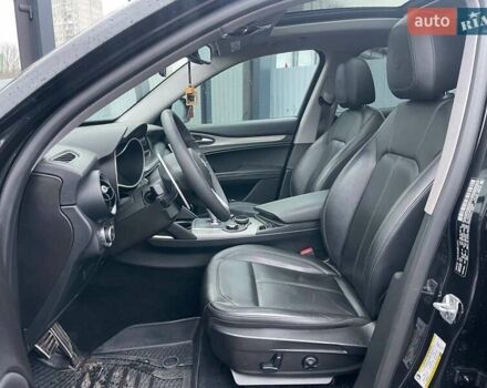 Чорний Альфа Ромео Стелвіо, об'ємом двигуна 2 л та пробігом 129 тис. км за 24990 $, фото 8 на Automoto.ua