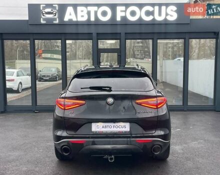 Чорний Альфа Ромео Стелвіо, об'ємом двигуна 2 л та пробігом 129 тис. км за 24990 $, фото 6 на Automoto.ua