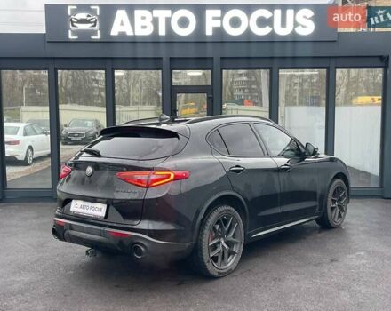 Чорний Альфа Ромео Стелвіо, об'ємом двигуна 2 л та пробігом 129 тис. км за 24990 $, фото 4 на Automoto.ua
