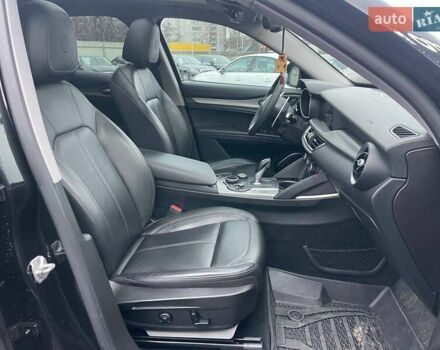 Чорний Альфа Ромео Стелвіо, об'ємом двигуна 2 л та пробігом 129 тис. км за 24990 $, фото 11 на Automoto.ua