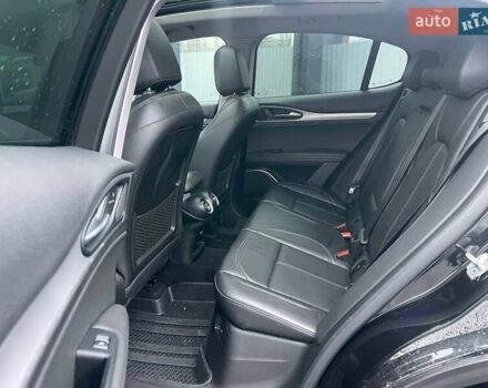 Чорний Альфа Ромео Стелвіо, об'ємом двигуна 2 л та пробігом 129 тис. км за 24990 $, фото 9 на Automoto.ua