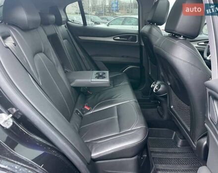 Чорний Альфа Ромео Стелвіо, об'ємом двигуна 2 л та пробігом 129 тис. км за 24990 $, фото 10 на Automoto.ua