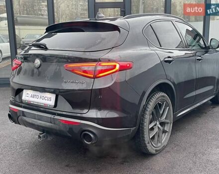 Чорний Альфа Ромео Стелвіо, об'ємом двигуна 2 л та пробігом 129 тис. км за 24990 $, фото 5 на Automoto.ua