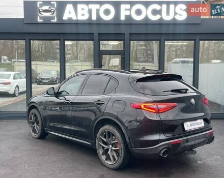 Чорний Альфа Ромео Стелвіо, об'ємом двигуна 2 л та пробігом 129 тис. км за 24990 $, фото 7 на Automoto.ua