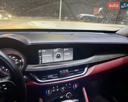 Черный Альфа Ромео Стелвио, объемом двигателя 2 л и пробегом 41 тыс. км за 26500 $, фото 9 на Automoto.ua