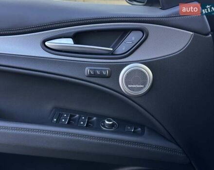 Чорний Альфа Ромео Стелвіо, об'ємом двигуна 2 л та пробігом 25 тис. км за 45500 $, фото 59 на Automoto.ua