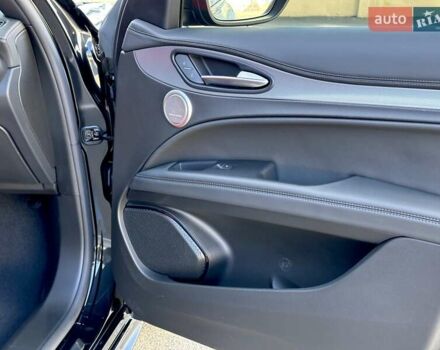 Чорний Альфа Ромео Стелвіо, об'ємом двигуна 2 л та пробігом 25 тис. км за 45500 $, фото 40 на Automoto.ua