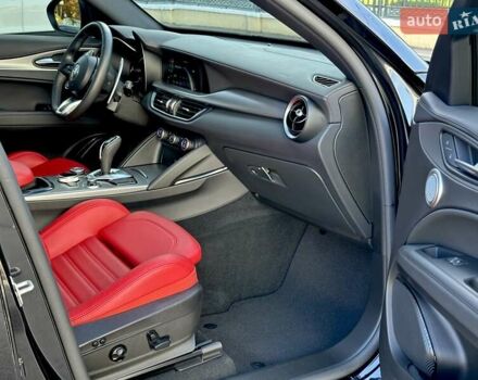 Чорний Альфа Ромео Стелвіо, об'ємом двигуна 2 л та пробігом 25 тис. км за 45500 $, фото 39 на Automoto.ua