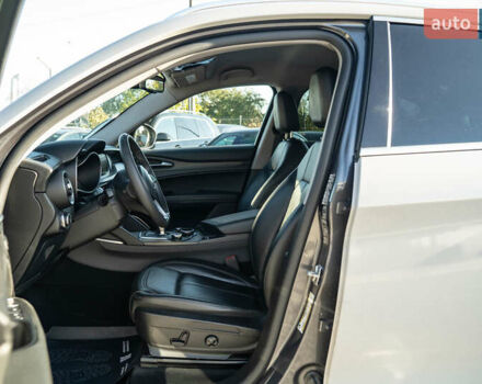 Серый Альфа Ромео Стелвио, объемом двигателя 2 л и пробегом 111 тыс. км за 20700 $, фото 16 на Automoto.ua