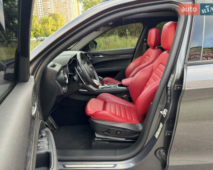 Серый Альфа Ромео Стелвио, объемом двигателя 2 л и пробегом 70 тыс. км за 27500 $, фото 17 на Automoto.ua