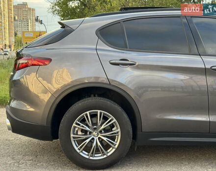 Серый Альфа Ромео Стелвио, объемом двигателя 2 л и пробегом 70 тыс. км за 27500 $, фото 90 на Automoto.ua