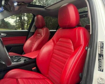 Белый Альфа Giulia, объемом двигателя 2 л и пробегом 56 тыс. км за 5400 $, фото 4 на Automoto.ua