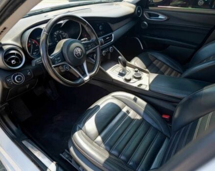 Белый Альфа Giulia, объемом двигателя 2 л и пробегом 63 тыс. км за 3900 $, фото 11 на Automoto.ua