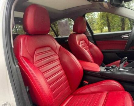Белый Альфа Giulia, объемом двигателя 2 л и пробегом 56 тыс. км за 5400 $, фото 8 на Automoto.ua