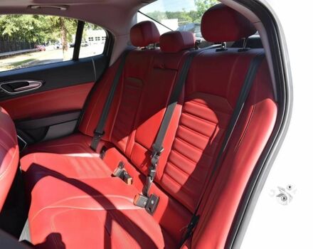 Белый Альфа Giulia, объемом двигателя 2 л и пробегом 55 тыс. км за 7900 $, фото 10 на Automoto.ua