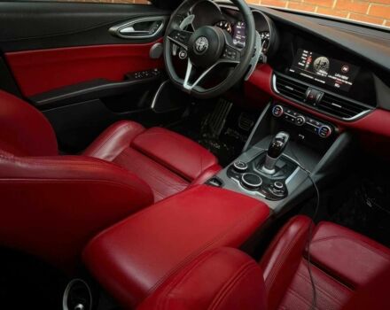 Белый Альфа Giulia, объемом двигателя 2 л и пробегом 43 тыс. км за 9500 $, фото 10 на Automoto.ua