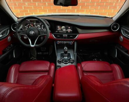 Белый Альфа Giulia, объемом двигателя 2 л и пробегом 43 тыс. км за 9500 $, фото 11 на Automoto.ua