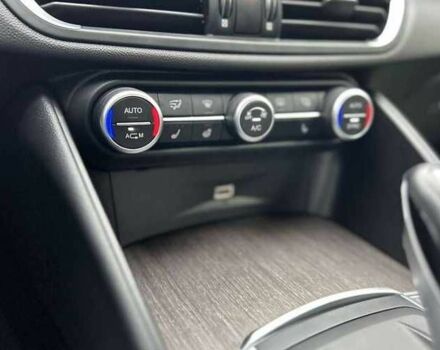 Черный Альфа Giulia, объемом двигателя 2 л и пробегом 50 тыс. км за 15500 $, фото 6 на Automoto.ua