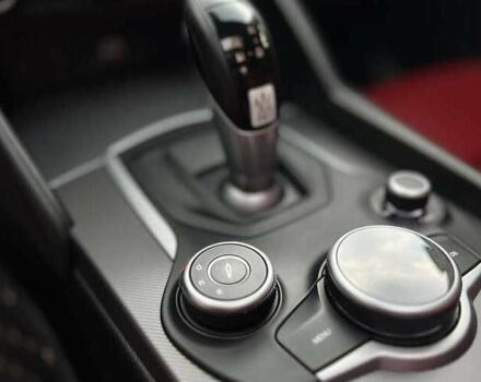 Черный Альфа Giulia, объемом двигателя 2 л и пробегом 40 тыс. км за 14400 $, фото 12 на Automoto.ua