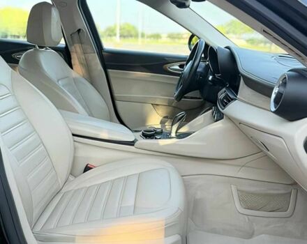 Черный Альфа Giulia, объемом двигателя 2 л и пробегом 45 тыс. км за 10000 $, фото 11 на Automoto.ua