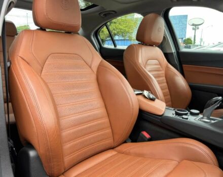 Красный Альфа Giulia, объемом двигателя 2 л и пробегом 32 тыс. км за 4900 $, фото 9 на Automoto.ua