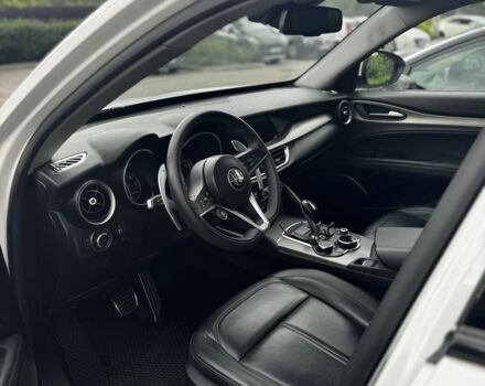 Белый Альфа stelvio, объемом двигателя 2 л и пробегом 92 тыс. км за 23900 $, фото 7 на Automoto.ua