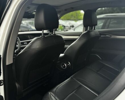 Белый Альфа stelvio, объемом двигателя 2 л и пробегом 92 тыс. км за 23900 $, фото 6 на Automoto.ua