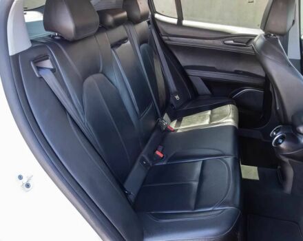 Белый Альфа stelvio, объемом двигателя 2 л и пробегом 37 тыс. км за 9900 $, фото 12 на Automoto.ua