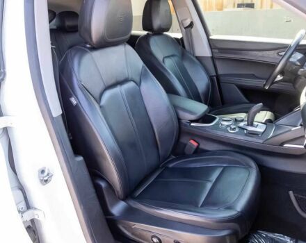 Белый Альфа stelvio, объемом двигателя 2 л и пробегом 37 тыс. км за 9900 $, фото 8 на Automoto.ua