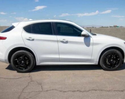 Белый Альфа stelvio, объемом двигателя 2 л и пробегом 37 тыс. км за 9900 $, фото 7 на Automoto.ua