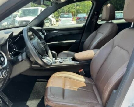 Білий Альфа stelvio, об'ємом двигуна 2 л та пробігом 29 тис. км за 16000 $, фото 7 на Automoto.ua