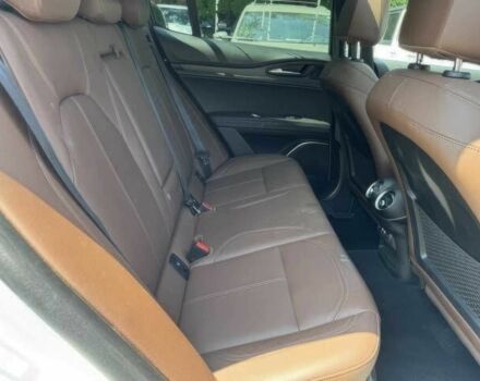 Білий Альфа stelvio, об'ємом двигуна 2 л та пробігом 29 тис. км за 16000 $, фото 9 на Automoto.ua