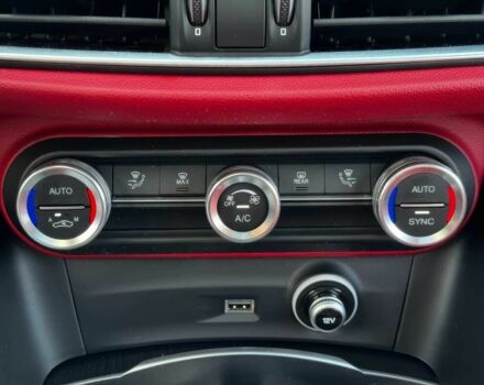 Серый Альфа stelvio, объемом двигателя 2 л и пробегом 49 тыс. км за 13300 $, фото 12 на Automoto.ua
